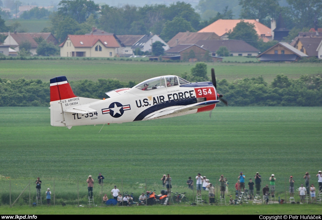 Private/Soukrom – North American T-28B N1328B