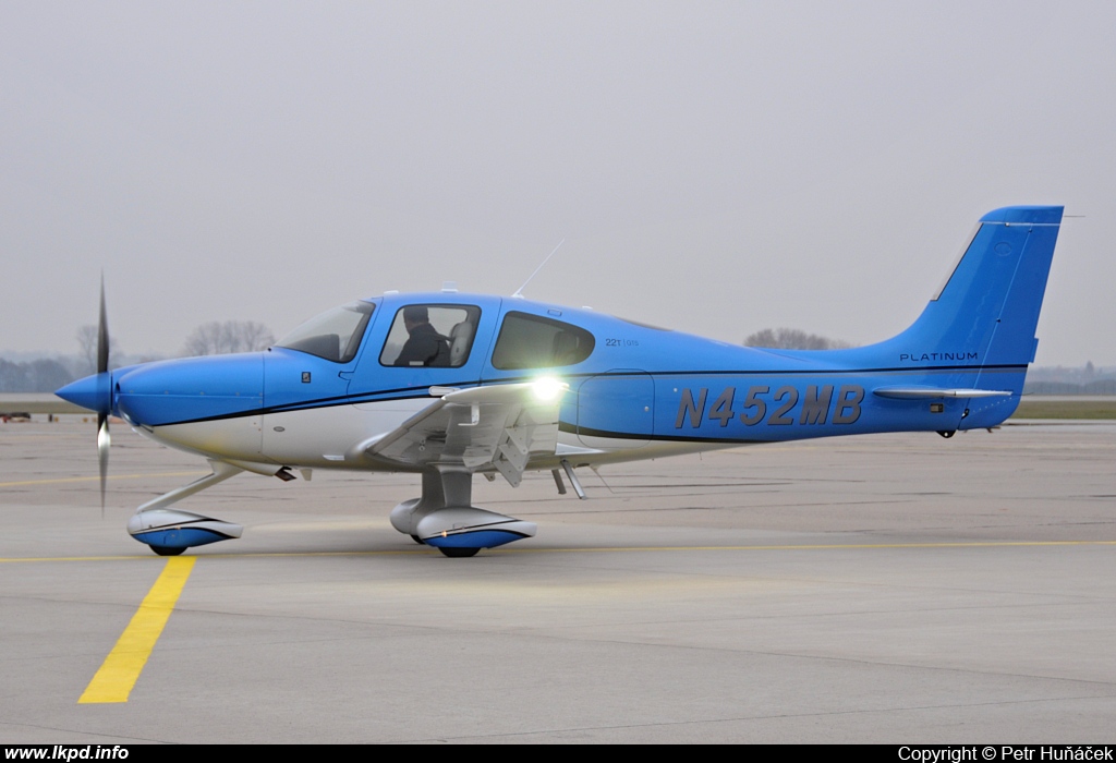 Private/Soukrom – Cirrus SR22 T N452MB