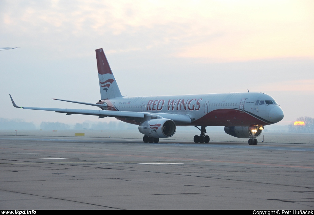 Red Wings – Tupolev TU-204-100V RA-64043