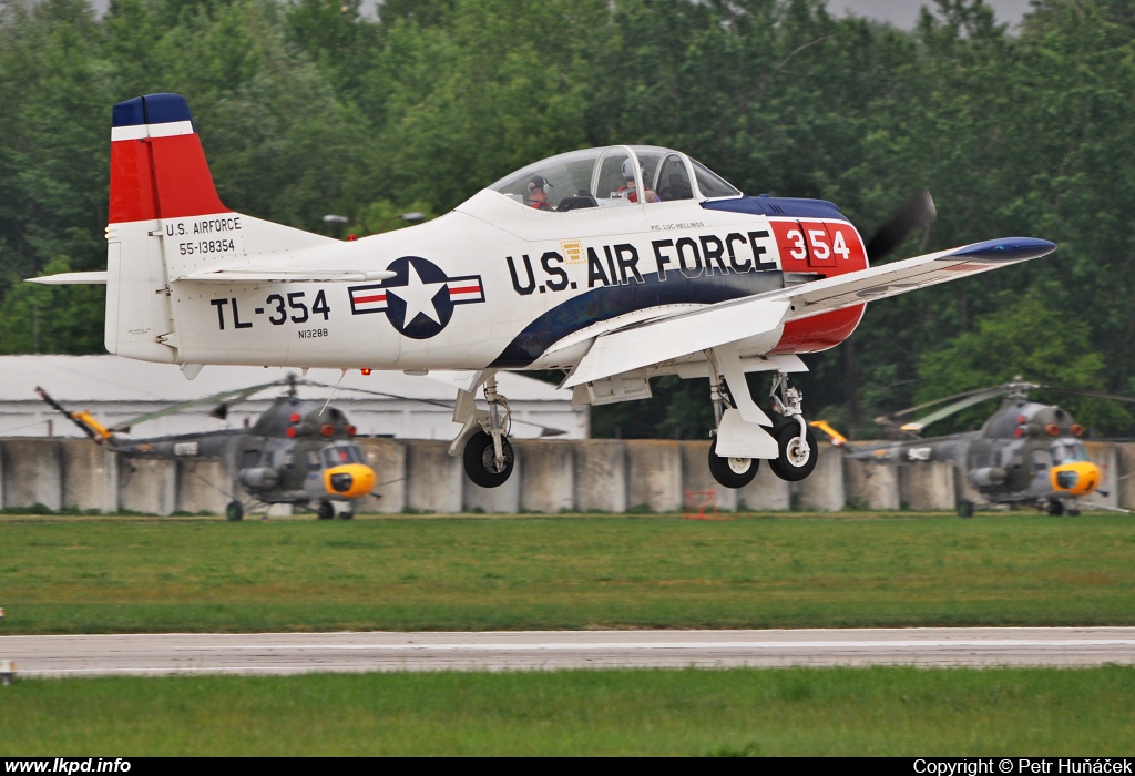 Private/Soukrom – North American T-28B N1328B