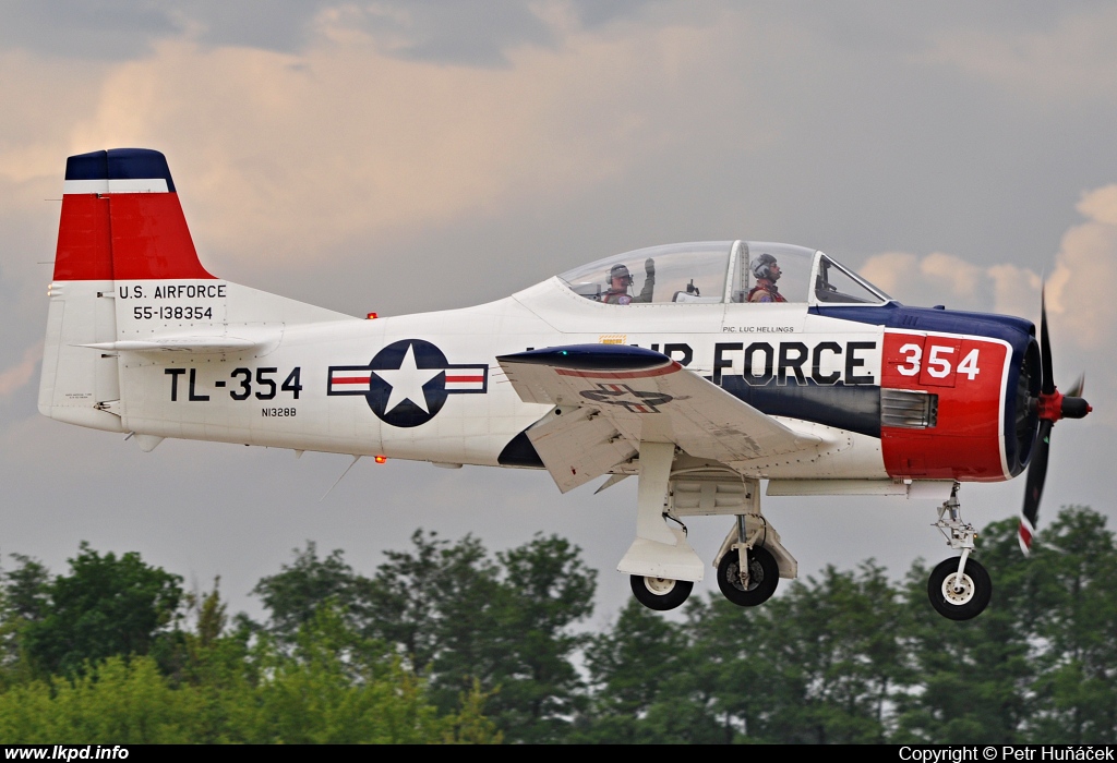 Private/Soukrom – North American T-28B N1328B