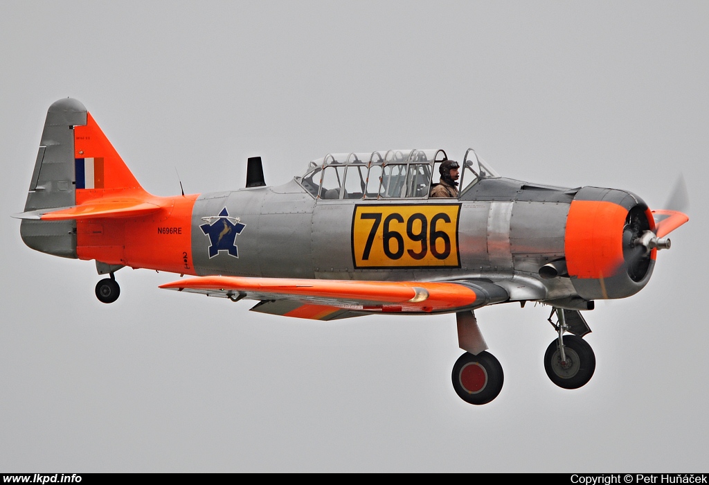 Private/Soukrom – North American AT-6C N696RE