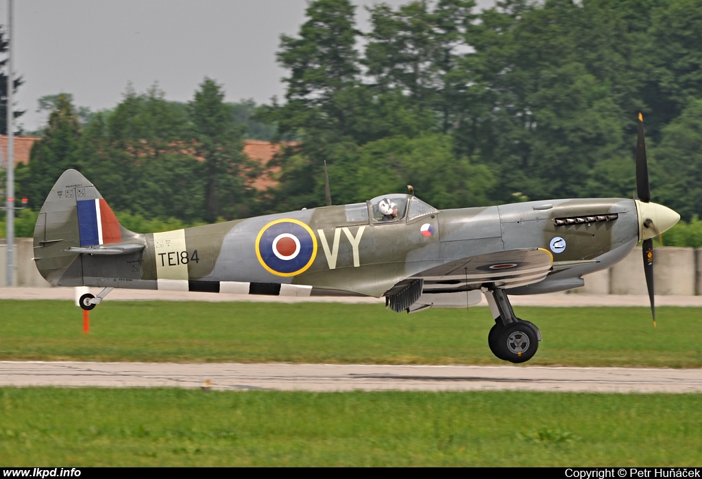 Private/Soukrom – Supermarine 361 Spitfire LF16E G-MXVI