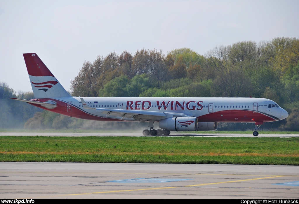 Red Wings – Tupolev TU-204-100V RA-64049