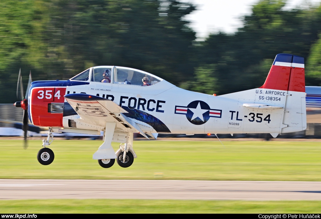 Private/Soukrom – North American T-28B N1328B