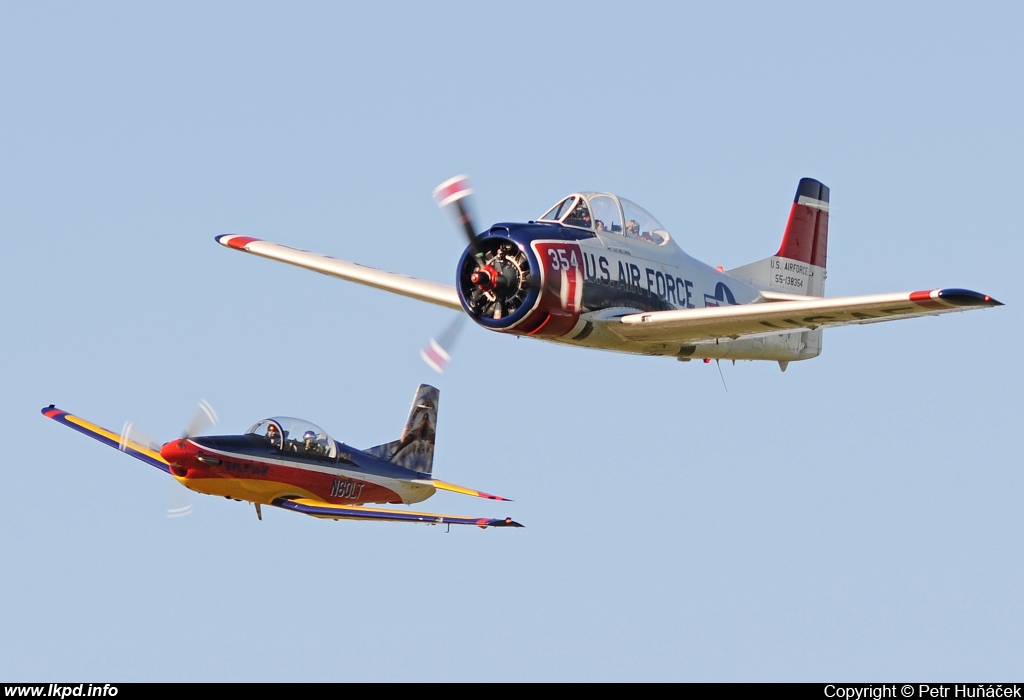 Private/Soukrom – North American T-28B N1328B