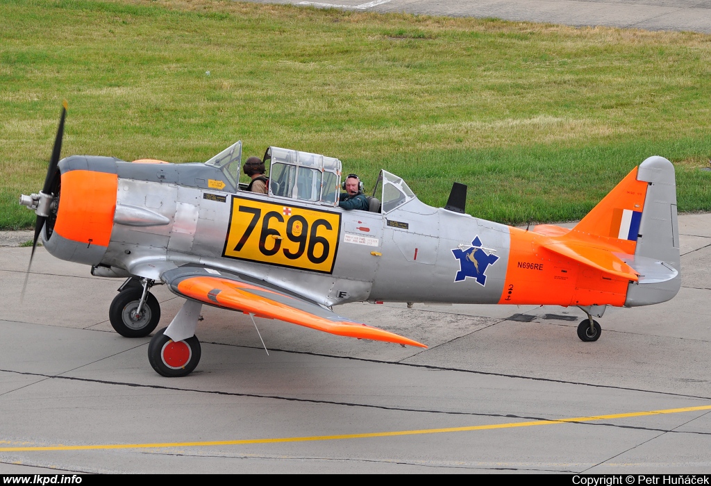 Private/Soukrom – North American AT-6C N696RE