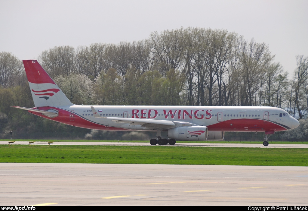 Red Wings – Tupolev TU-204-100V RA-64050