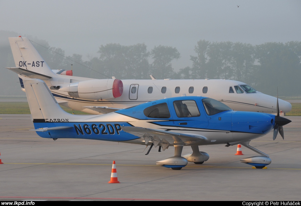 Private/Soukrom – Cirrus SR22 T N662DP