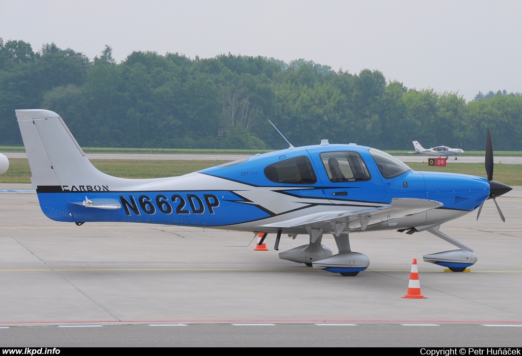 Private/Soukrom – Cirrus SR22 T N662DP