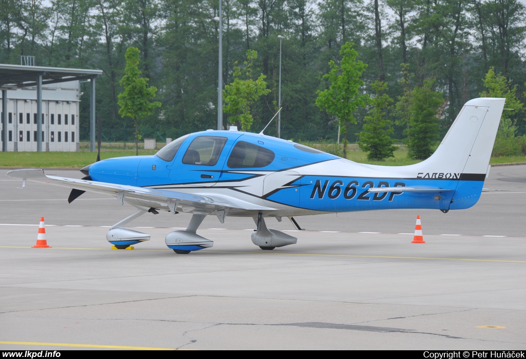 Private/Soukrom – Cirrus SR22 T N662DP