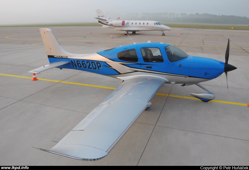 Private/Soukrom – Cirrus SR22 T N662DP