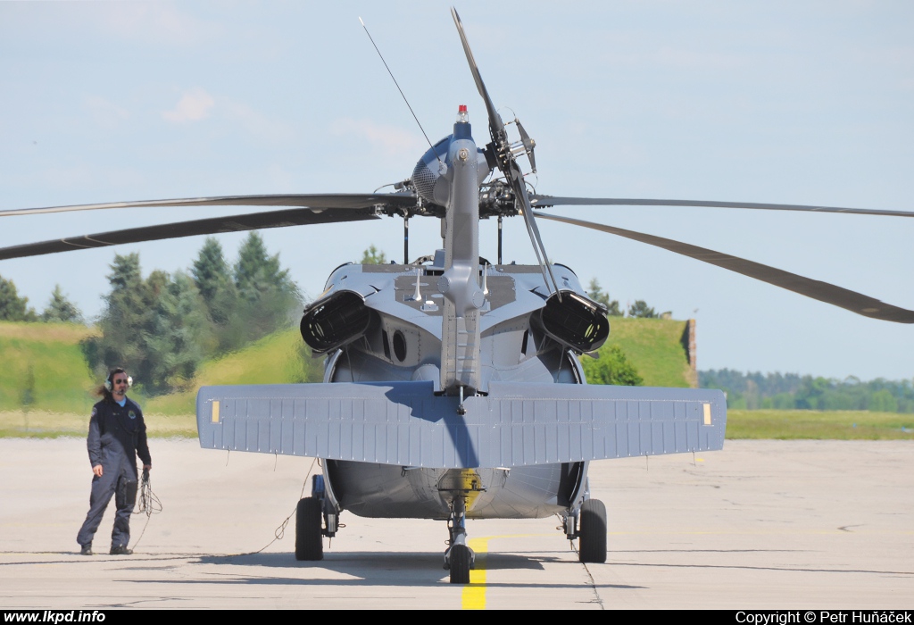 Private/Soukrom – Sikorsky UH-60A(C) Black Hawk (S-70A) N522AA