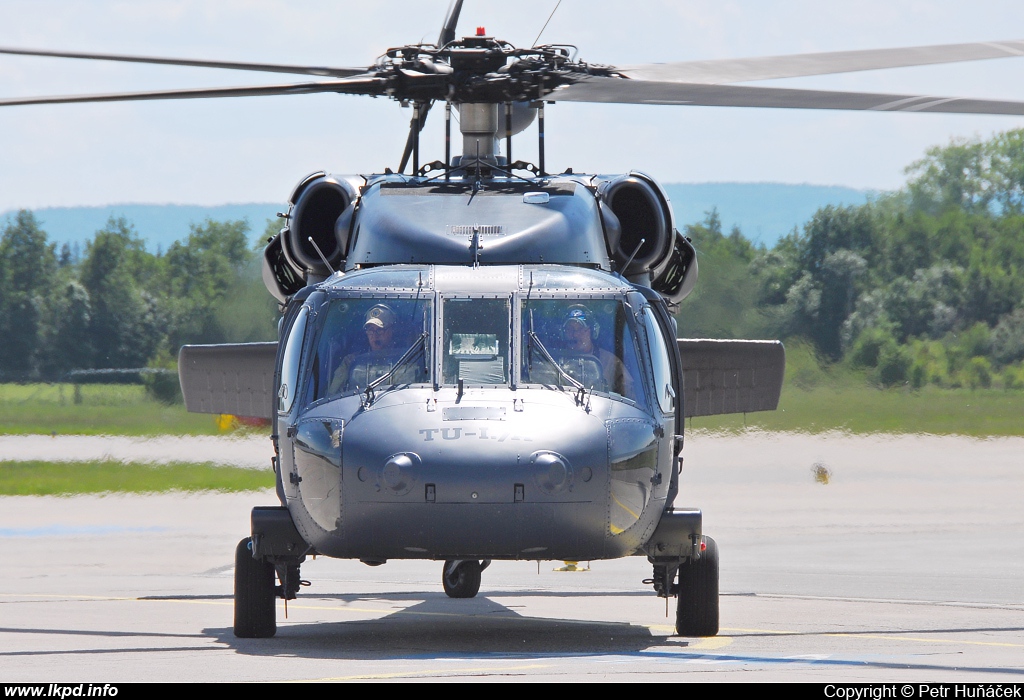 Private/Soukrom – Sikorsky UH-60A(C) Black Hawk (S-70A) N522AA