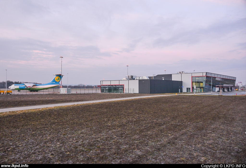 Uzbekistan Airways – Iljuin IL-76TD UK-76426