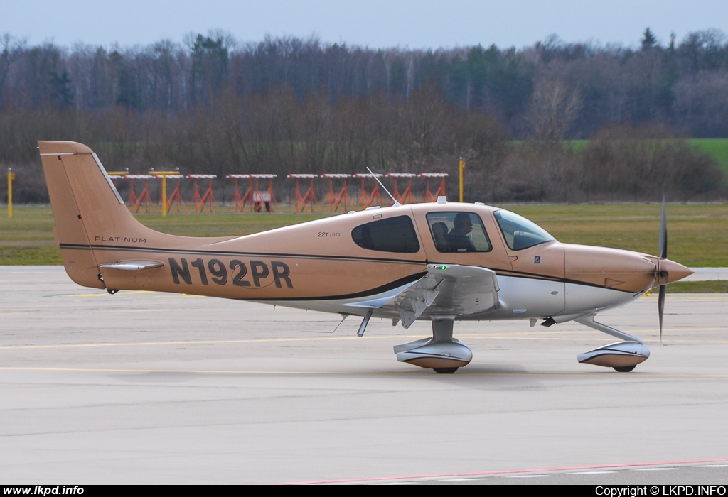 Private/Soukrom – Cirrus SR22-GTS N192PR