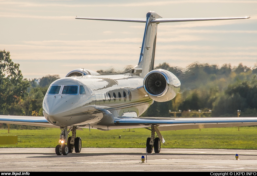 Private/Soukrom – Gulfstream G-IV-X N450WB