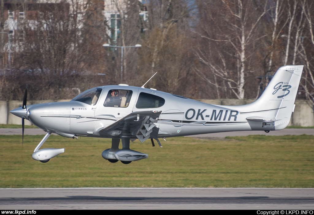 Private/Soukrom – Cirrus SR22-G3 OK-MIR