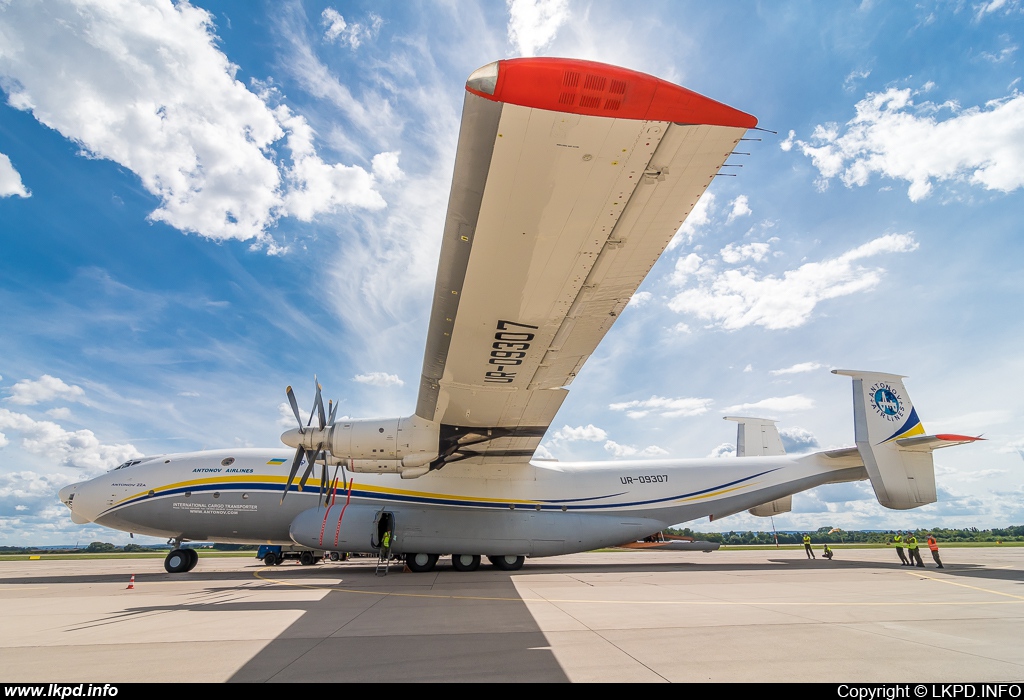 Antonov Design Bureau – Antonov AN-22A UR-09307