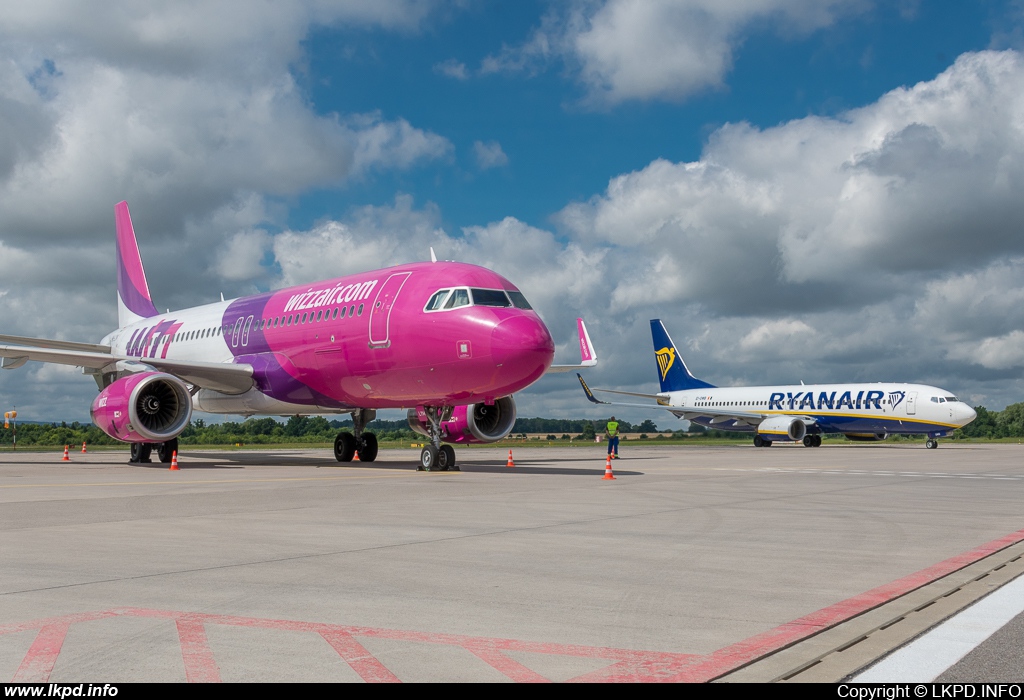 Ryanair – Boeing B737-8AS EI-DWB