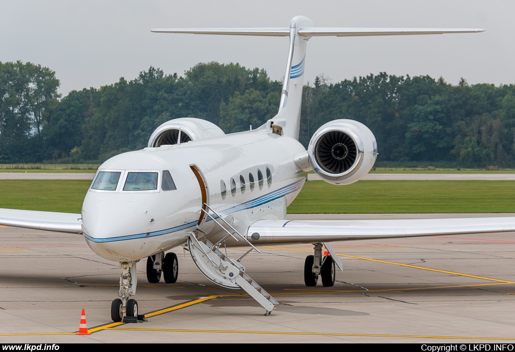 Private/Soukrom – Gulfstream G-V N127GG