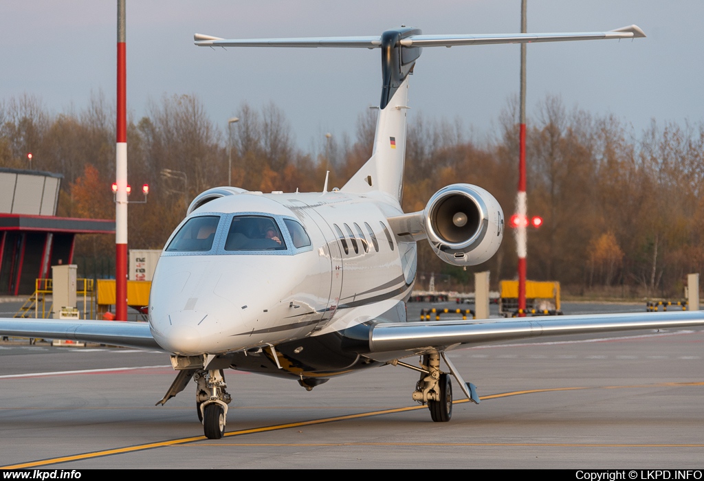 Private/Soukrom – Embraer EMB-505 Phenom 300 D-COLT