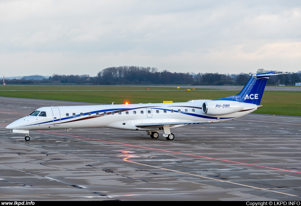 JetNetherlands – Embraer ERJ-145LR PH-DWA